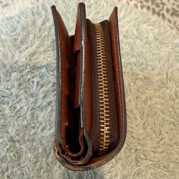 Louis Vuitton Mono Snap Compact Wallet - Picture 4 of 10